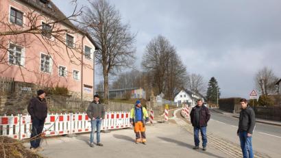 Bild: Sandra Klein
In der Eslarner Straße besprachen (von links) Bauleiter Josef Vogl, VG-Mitarbeiter Armin Ebnet, Polier Martin Pongratz, Bürgermeister Reinhold Kreuzer und Planer Sebastian Mehltretter das Umbau-Projekt.