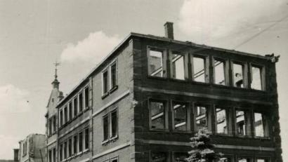 Bild: Stadtarchiv Schwandorf/städtische Bildersammlung/exb 
Zum Jahrestag des Bombenangriffs auf Schwandorf läutet am Samstag die Glocke am Blasturm. Das Bild zeigt die durch den Angriff total Knabenschule (Höflingerschule).