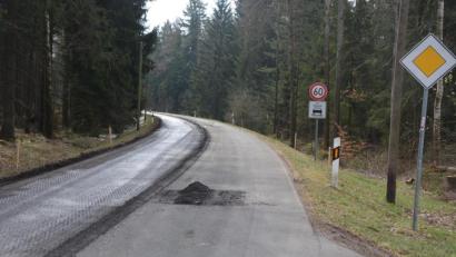 Bild: jr
Auf einer Länge von zwei Kilometern erhält die Kreisstraße TIR 6 zwischen Pfaffenreuth und Rosall eine neue Asphaltschicht.