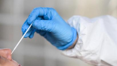 Bild: Kira Hofmann/dpa
Ob im Testzentrum oder zu Hause: Mindestens einmal pro Woche müssen Beschäftigte, die nicht ausschließlich im Home-Office arbeiten, künftig eine Corona-Testmöglichkeit von ihrem Arbeitgeber angeboten bekommen.