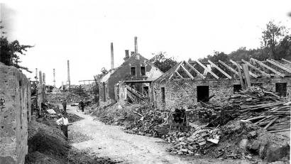 Archivbild: Schaffer/Foto Schwarz
Ein Blick in die Vogelstraße, einige Tage nach dem Bombenbangriff vom 17. April 1945. Im Hintergrund sind die Kamine der zerstörten Tonwarenfabrik zu erkennen.
