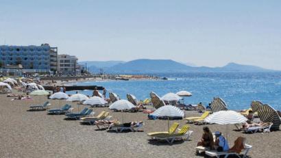 Bild: Tobias Schormann/dpa
Sonnenbaden auf Rhodos: Griechenland dürfte im Sommer mit das gefragteste Reiseziel im Ausland sein.