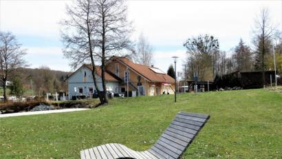 Bild: ubb
Das schöne Betriebsgebäude am Eingangsportal des Campingplatzes Erlenweiher soll in den kommenden Wochen renoviert werden. Unter anderem bekommen die Innenräume von der Rezeption bis hin zum Büro einen neuen, frischen Anstrich.