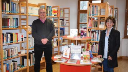 Bild: bnr
Seit Jahresbeginn leitet Irmi Sittl die Stadtbücherei. Bürgermeister Richard Tischler, der bisher kommissarisch an der Büchereispitze stand, wünschte viel Erfolg in der neuen Aufgabe