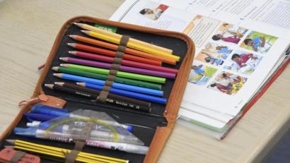 Bild: Petra Hartl
Ein aufgeschlagenes Federmäppchen und ein Schulbuch. Die hohen Inzidenz-Werte machen eine Rückkehr für alle Klassen in den Präsenz-Unterricht eine weitere Woche nicht möglich.