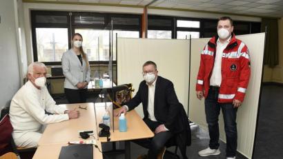 Bild: Petra Hartl
Hier finden normalerweise die Arzt-Gespräche vor den Corona-Impfungen statt. OB Michael Cerny (Zweiter von rechts) nahm allerdings nur symbolisch Platz, er muss noch ein bisschen auf seine Impfung warten. Mit (von links) Dr. Günther Bock, Susanne Augustin und Martin Ströhl stellte er die neue Impfstation in der ehemaligen US-Schule vor.