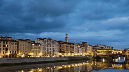 Bild: Florian Sanktjohanser/dpa
Trotz Corona: Ein Spaziergang entlang der angestrahlten Palazzi am Ufer des Arno bleibt zauberhaft wie eh und je.