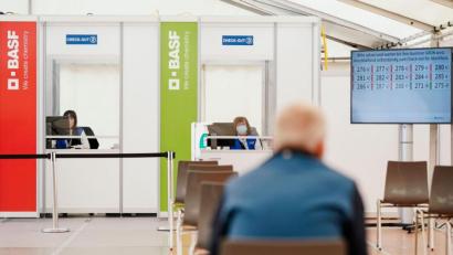 Symbolbild: Uwe Anspach/dpa
Mehrere Unternehmen zeigen sich bereit, Impfungen über Betriebsärzte durchzuführen. Noch fehlt aber der Impfstoff dafür.