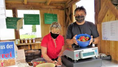 Archivbild: ubb
Bernhard Schedl bietet in Schwarzenbach bei Bärnau unter anderem Erdbeeren zum Selbstpflücken an. Seine Felder wurden im Corona-Sommer 2020 regelrecht überrannt.
