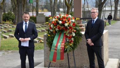 Bild: hcz
OB Jens Meyer und Bürgermeister Reinhold Wildenauer gedenken der Coronatoten.