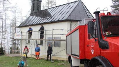 Bild: soj
Bürgermeister Wolfgang Söllner (rechts) bedankte sich für das ehrenamtliche Engagement von Rudi Rubenbauer, Hubert Becher, Gemeindemitarbeiter Alexander Schmidt und Kirchenpfleger Stefan Kausler (von links).