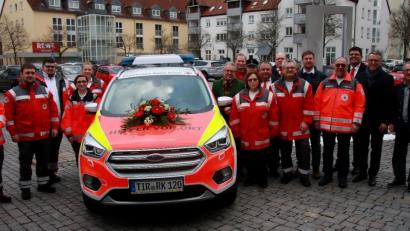 Archivbild: wro
Das neue Fahrzeug der „Helfer vor Ort“ (HvO) wurde im Februar vergangenen Jahres beim Rathaus gesegnet und in Dienst gestellt. „Wir hatten einfach nur Glück und konnten diesen Termin noch rechtzeitig durchziehen“, betont Bereitschaftsleiter Robert Wolfrum in Bezug auf die danach folgende Pandemie.