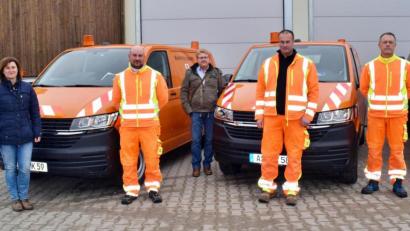 Bild: wku
Bei der Fahrzeugübergabe (von links): Stellvertretende Bürgermeisterin Doris Lehnerer, Stefan Vogl, Bürgermeister Bernhard Köller, Michael Barth und Thomas Kogelbauer.