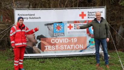 Bild: Daniel Weidner/exb
Wasserwacht-Vorsitzende Marie Hirsch und Bürgermeister Bernhard Lindner freuen sich, dass es mit dem Donnerstag nun einen zweiten Testtag in Hahnbach gibt.
