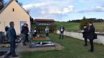 Bild: bnr
Der Friedhof in Weidenthal wird um ein Urnenfeld entlang der Friedhofsmauer erweitert. Vor Ort legte der Gemeinderat die einzelnen Punkte der Gestaltung fest.