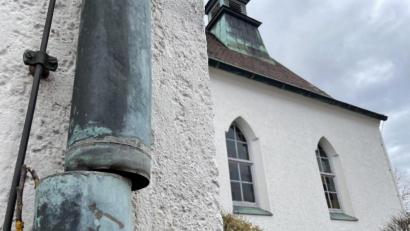 Bild: ads
Die Schäden am Dach der Gustav-Adolf-Gedächtniskirche und die undichten Dachrinnen machten eine Sanierung des Gotteshauses unumgänglich. Die Finanzierung der Maßnahme wird allerdings ein finanzieller Kraftakt für die evangelische Kirchengemeinde.