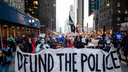 Bild: Ashlee Rezin Garcia
Demonstranten nehmen an einem Protestmarsch nach dem Tod von Daunte Wright teil. Foto: Ashlee Rezin Garcia/Chicago Sun-Times/AP/dpa