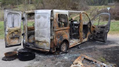 Bild: bö
Seit drei Wochen schon steht ein ausgebrannter Kleintransporter am Straßenrand zwischen Schmidmühlen und Adertshausen.