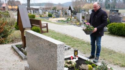 Bild: do
Im Rahmen des bundesweiten Gedenkens an die Corona-Opfer legte Bürgermeister Albert Nickl am Sonntag an den Gräbern der Speinsharter Covid-Toten Blumenschalen nieder.