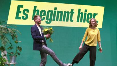Bild: Karl-Josef Hildenbrand
Gratulation per Fuß: Eva Lettenbauer gratuliert ihrem neuen Co-Vorsitzenden Thomas von Sarnowski. Er folgt bei Bündnis 90/Die Grünen als neuer Landesvorsitzender auf Eike Hallitzky.