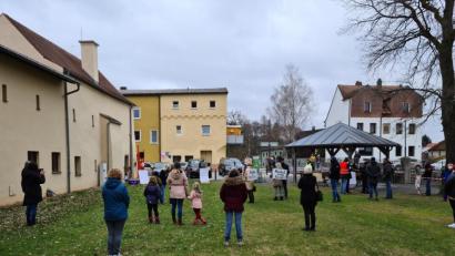 Bild: sne
In einem abgesperrten Bereich versammelten sich die Teilnehmer um gegen die Corona-Maßnahmen bei Kindern zu demonstrieren.