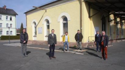 Bild: wro
Bei einem Ortstermin am Wiesauer Bahnhof informierte sich MdB Albert Rupprecht (Zweiter von links) über die dort anstehenden Maßnahmen. Mit anwesend waren Architekt Uwe Reil (links) sowie (von rechts) Bürgermeister Toni Dutz, Rita Korb (Frauen-Union), Oliver Zrenner (CSU) und Zweiter Bürgermeister Michael Dutz.