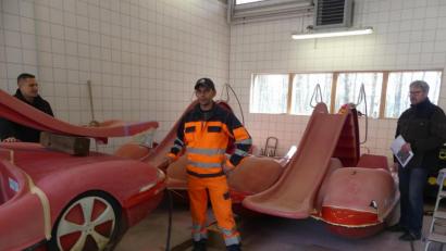 Bild: rn
Der Bauhof wird zur Werft der Rußweiherflotte umfunktioniert. Christian Schmidt informiert Bürgermeister Marcus Gradl und Bauhofleiter Norbert Braun über die Schäden der vergangenen Saison und die erforderlichen Instandsetzungsarbeiten.