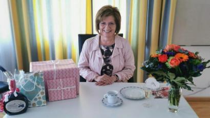 Bild: Tourismuszentrale Fichtelgebirge/exb
Gisela Reger geht in den Ruhestand. Zum Abschied gab es noch einige Geschenke von der Tourismuszentrale.