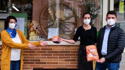 Bild: tkr
Veronike und Andreas Brandstätter übergeben die Spenden aus der Solibrotaktion an Heike Krafczyk vom Frauenbund Teunz.