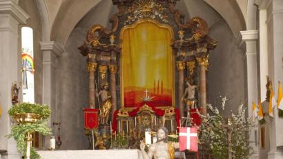 Bild: njn
Den Hochaltar ziert in der Osterzeit heuer ein Kunstwerk der Künstlerin Regine Martin.