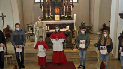 Bild: Dobmeier
Langjährige Ministranten verabschiedete Pfarrer Heribert Englhard in St. Marien Rothenstadt. Der 10-jährige Jakob Utz steht als Neuministrant bereit.