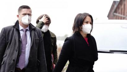 Bild: Kay Nietfeld
Tag der Entscheidung, Schicksalstag: Annalena Baerbock am Montagmorgen auf dem Weg zur Sitzung des Grünen-Vorstands.