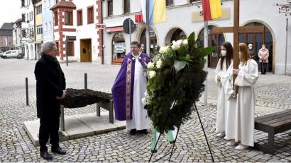 Bild: sck
Bürgermeister Joachim Neuß und Pater Marek Flasinski bei der Kranzniederlegung vor dem Auerbacher Rathaus.