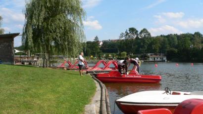 Bild: rn
Die Gebühr für die Nutzung von Tretbooten hebt der Stadtrat deutlich an. Statt bisher vier müssen künftig sechs Euro pro Stunde entrichtet werden.