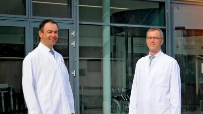 Bild: Claudia Seitz/exb
Dr. Christoph Eckstein (rechts) ist künftig als Oberarzt im Team von Dr. Horst Schneider, Chefarzt Unfallchirurgie, Orthopädie und Sportmedizin am Krankenhaus St. Barbara Schwandorf, tätig.