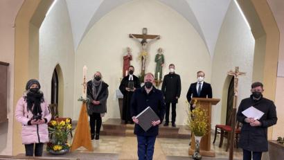 Bild: wku
Wirkten am Gedenkgottesdienst in Hirschau mit (von links): Simone Crowder, Saskia Krügelstein, Pfarrer Stefan Fischer, die Bürgermeister Marcus Eichenmüller (Schnaittenbach) und Hermann Falk (Hirschau), Christian Hammerschmidt, Andreas Schießler.
