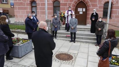 Bild: mfh
Gedenkfeier und Andacht vor dem Rathaus.