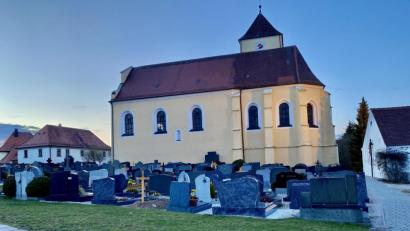 Bild: Eichl
Die Grabnutzungsgebühren steigen geringfügig. Die ebenfalls geänderte Friedhofssatzung verbietet unter anderem Grabschmuck auf dem Urnenfeld und bei künftigen Baumbestattungen.