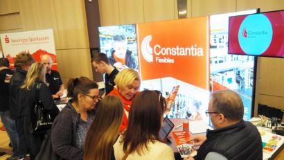 Archivbild: Bühner
Eltern besuchten die Ausbildungsmesse in Weiden, wie hier im Jahr 2019, gemeinsam mit ihren Kindern. In Pandemiezeiten sollen die Eltern nun zum Berufswahlcoach ausgebildet werden.