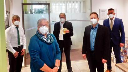 Bild: hai
Von Norbert Wolf (hinten Mitte) nahmen Sozialamtsleiterin Heidi Lauterbach und Bürgermeister Christian Porsch (vorne von links) 1050 Euro für den Sozialfonds der Gemeinde entgegen. Mit im Bild sind die Vorstände Peter Porsch (rechts) und Konrad Schäffler (links).