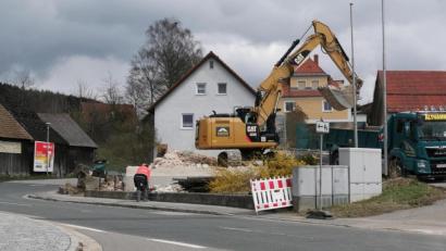 Bild: Portner
Fast nichts mehr zu sehen: Das Haus in der Schönseer Straße 8 in Oberviechtach ist abgetragen. Anschließend folgen die beiden Stadel gegenüber sowie das ehemalige AOK-Haus.