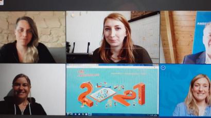 Bild: Screenshot Claudia Mai, Kommunale Jugendpflegerin
Obere Reihe von links: Carina Süß (Vorsitzende Kreisjugendring), Melanie Demel (Grafikerin), Landrat Richard Reisinger; Untere Reihe von links: Senta Mitterer (Geschäftsführerin Kreisjugendring), Claudia Mai (Kommunale Jugendpflegerin Amberg-Sulzbach).