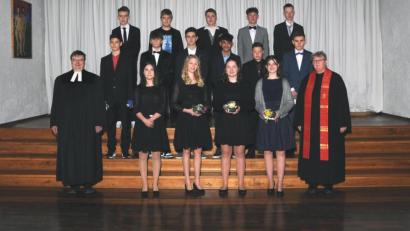 Bild: Foto Neuber
Diakonin Irene Elsner und Pfarrer Roland Kurz mit den 15 Konfirmanden des zweiten Gottesdiensts am Sonntag.