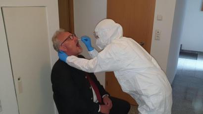 Bild: tok
Bürgermeister Rudolf Schopper lässt sich von Hanna Scharnagl testen.