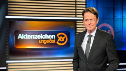 Bild: Sina Schuldt
ZDF-Moderator Rudi Cerne im Studio der Sendung „Aktenzeichen XY ... ungelöst“. Foto: Sina Schuldt/dpa/Archivbild