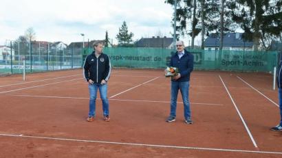 Bild: ü
Mit dem gebotenen Abstand unter freiem Himmel wurde Armin Sobirey (Zweiter von rechts) in den sportlichen Ruhestand verabschiedet und Klaus Münster (links) als Nachfolger installiert.