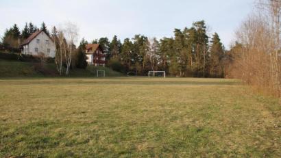 Bild: frd
Auf dem „Birl“ in Teunz, dort wo früher die SpVgg Teunz ihre Fußballspiele absolvierte und schon viele schöne „Birlfeste“ gefeiert worden sind, wird nun eine Freizeitsportanlage entstehen.
