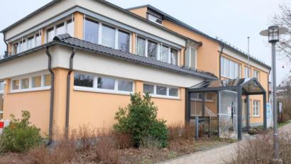 Bild: do
Abgeschlossen ist die Innensanierung des Gemeindezentrums. Mit einem Glasvorbau wurde auch der Eingangsbereich neu gestaltet