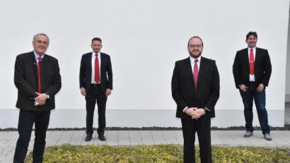 Bild: hcz
Geschäftsführer Sandro Galitzdörfer, Landrat Andreas Meier, Oberbürgermeister Jens Meyer und Alt-OB Kurt Seggewiß (von rechts) führen den Rotkreuz-Kreisverband durch die kommenden Jahre.