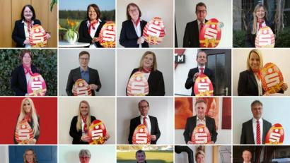 Bild: Fotocollage Kathrin Schmidt/exb
Eine Spende der Sparkasse Amberg-Sulzbach von jeweils 200 Euro nahmen diese 25 Mitarbeiter stellvertretend für Vereine, bei denen sie im Vorstand tätig sind, entgegen.